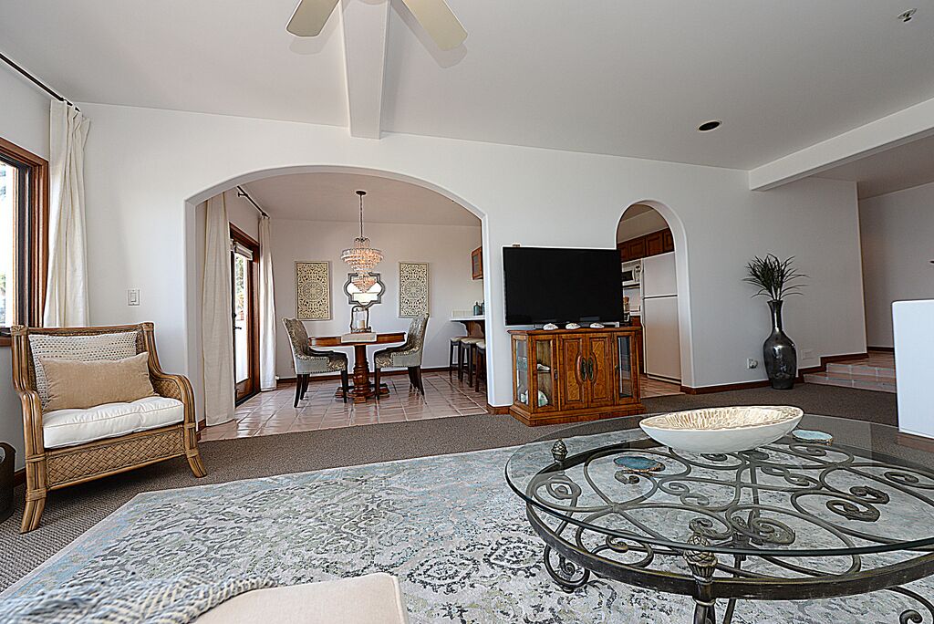 H881: Beautiful Townhouse Style Villa + Cart+ 2 Private Balconies + King Bed - Avalon, CA
