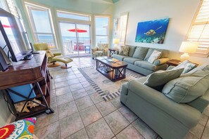 平板电视、DVD 播放器、书、立体声音响