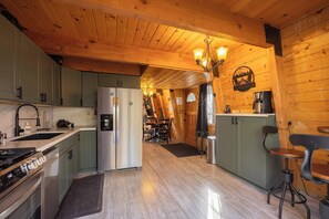 Geladeira, micro-ondas, cooktop, lava-louças