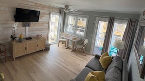 Smart TV, books - OceanThyme @ Windsong, Ocean Front Newly Remodeled and Decorated (North Myrtle Beach)