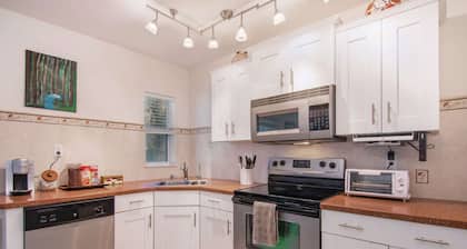 Retiro elegante cerca de Beach & Arts District