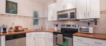Avocado · Elegant Retreat Close to Beach & Arts District