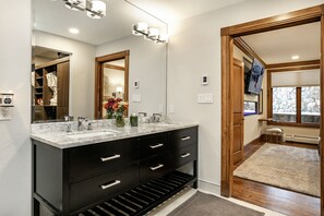 Haartrockner, Handtücher, Seife, Shampoo