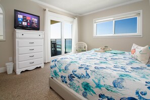 2 bedrooms, desk, iron/ironing board, travel cot - Beachfront & Free Beach Service-Panama City Beach! (Panama City Beach)