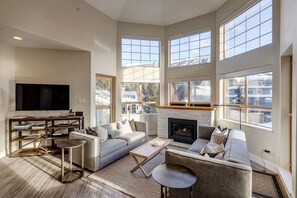 Una televisión, una chimenea