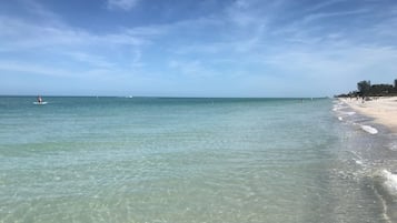 Platja a a prop, gandules de platja i tovalloles de platja