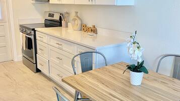 Frigorífic, microones, forn i placa de cuina