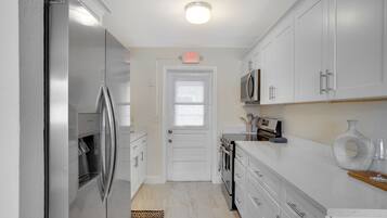 Frigorífic, microones, forn i placa de cuina