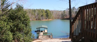 Deepwater Cove på vakre Lake Keowee komplett med Dock og kajakker