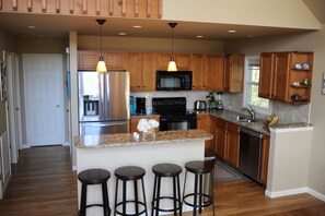 Køleskab, mikrobølgeovn, ovn, kogeplade