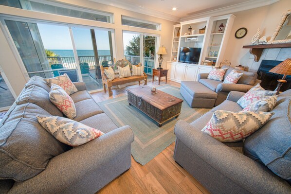 Taulutelevisio, DVD-soitin, kirjoja, videokirjasto