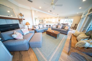 Flat-screen TV, DVD player, books, video library - 20% Spring Savings! BEACHFRONT, 5BR/4.5BA, Sleeps 22, Elevator, Dog Friendly (St. George Island)