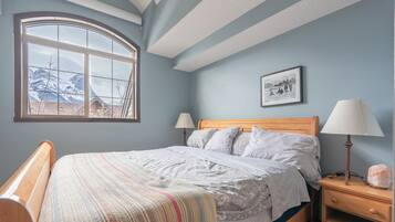 2 bedrooms, iron/ironing board, travel crib, free WiFi