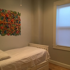 4 bedrooms, iron/ironing board, free WiFi, bed sheets - Beautiful in Bloomingdale with Parking (Washington)