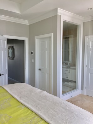 4 bedrooms, iron/ironing board, travel crib, free WiFi