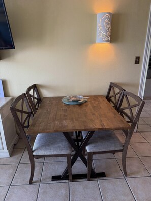 Dining - Oceanfront Studio, sleeps 4 -Private balcony, pool, hot tub, BBQ (South Padre Island)