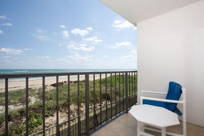 Oceanfront Studio, sleeps 4 -Private balcony, pool, hot tub, BBQ