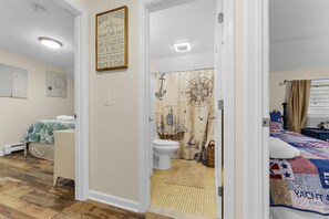 3 slaapkamers, een bureau, een strijkplank/strijkijzer, reisbedje