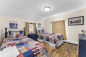 3 dormitorios, escritorio, tabla de planchar con plancha y cuna de viaje