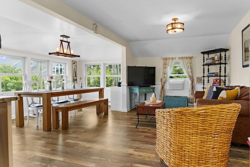 Charming Fairfield Beach Cottage