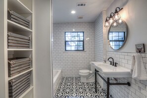 Combined shower/bathtub, hair dryer, towels - Designer’s retreat- Medical  Center, NRG, Museum district. Lilly’s Maison 1 (Houston)
