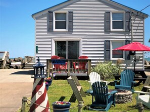 Terrace/patio - Liberty Breeze-Charming Cottage on Lake Erie Near Port Clinton, Lakefront (Oak Harbor)