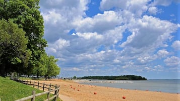 Beach nearby, sun-loungers, beach towels