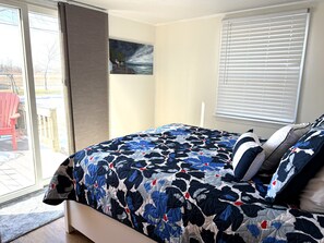 4 bedrooms, iron/ironing board, travel cot, free WiFi - Liberty Breeze-Charming Cottage on Lake Erie Near Port Clinton, Lakefront (Oak Harbor)