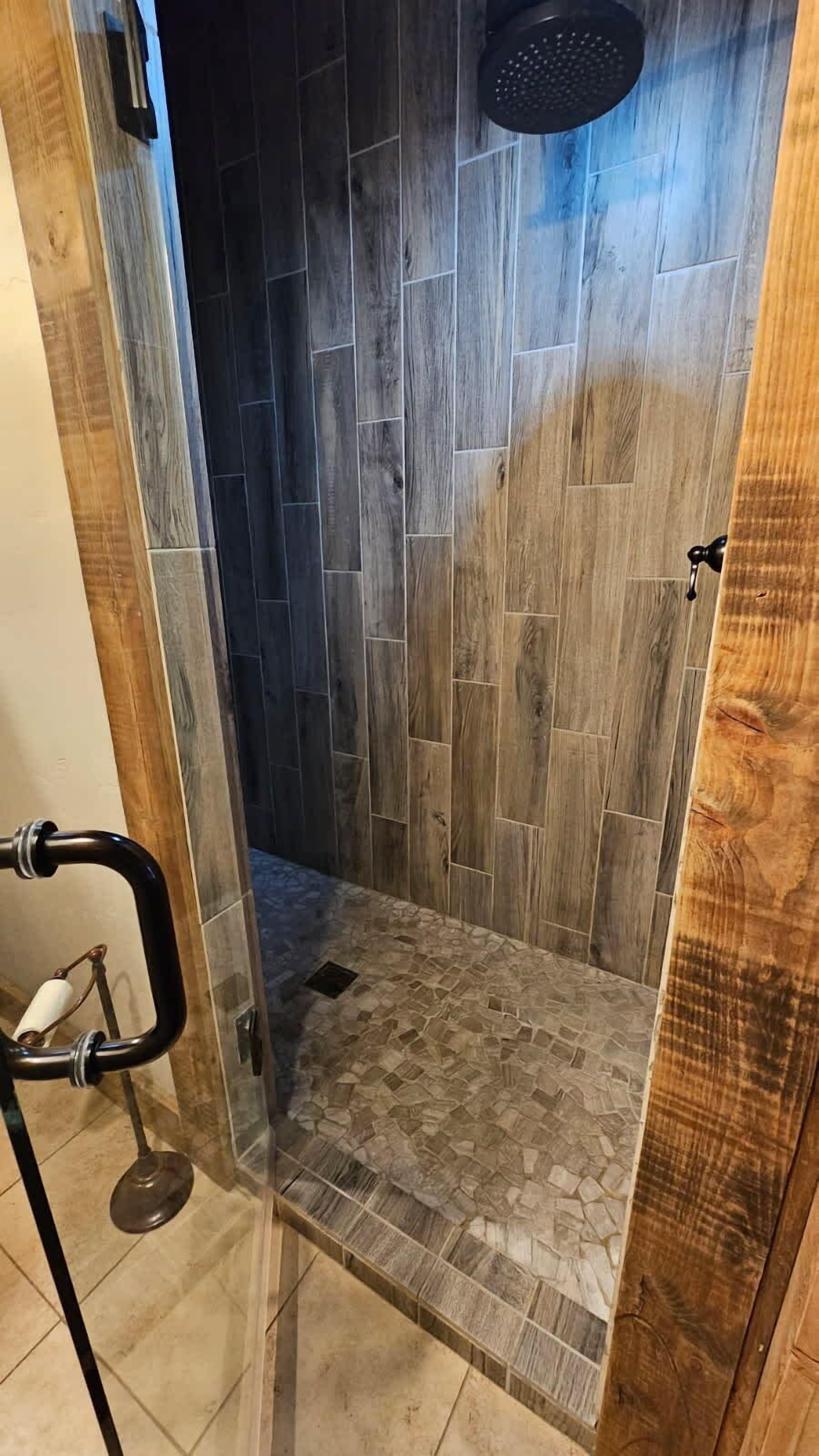 Een douche, een haardroger, handdoeken, zeep