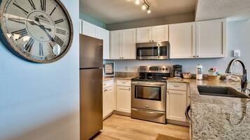 Een koelkast, een magnetron, een oven, een kookplaat