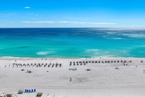 On the beach - On the Beach, Panoramic Ocean View, Renovated Pelican Beach Condo (Destin)