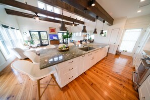 冷蔵庫、電子レンジ、オーブン、コンロ