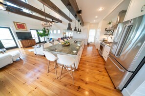 冷蔵庫、電子レンジ、オーブン、コンロ