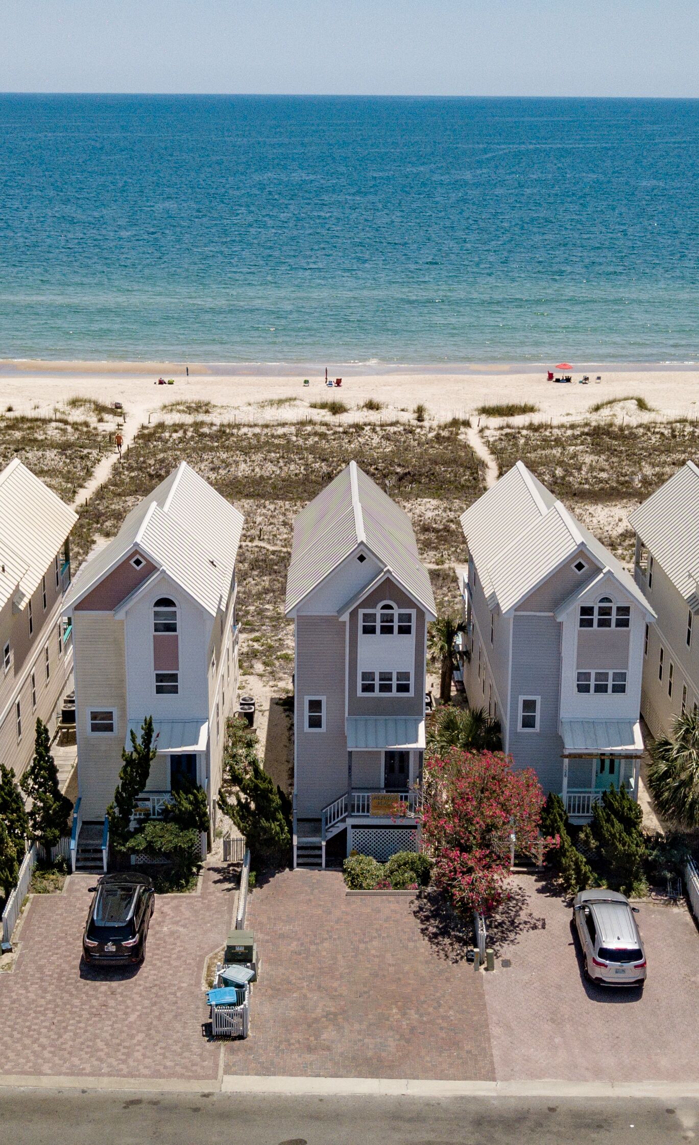 Un hôtel situé en bord de mer, composé de bâtiments à trois étages, doté d’un parking et offrant une vue sur l’océan.