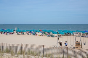 Sulla spiaggia, lettini da mare