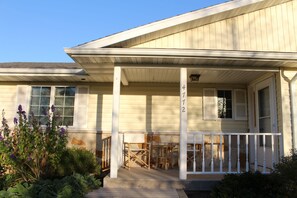 Exterior detail - Countryside Beauty - Min to Madison/Perfect for families/Events&Dogs! Lrg yard (Middleton)