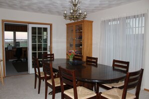 Dining - Countryside Beauty - Min to Madison/Perfect for families/Events&Dogs! Lrg yard (Middleton)