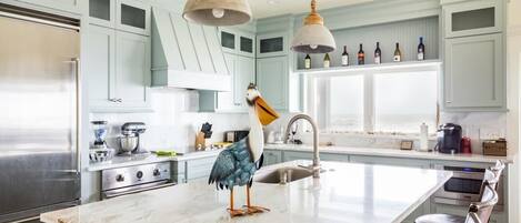 Kylskåp, mikrovågsugn, ugn och spishäll