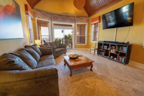 Flat-screen TV, DVD player, books, video library - Sunshine & Savings 20% OFF!!! Pet Friendly, 3BR/3BA (St. George Island)
