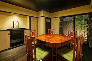 EAST Deluxe Suite | Living area