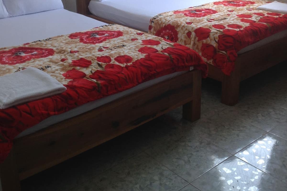 Quadruple Room | Desk, free WiFi