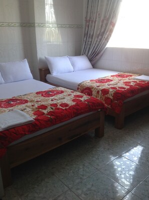 Vierpersoonskamer | Een bureau, gratis wifi