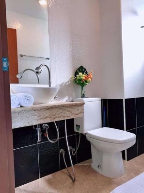 Appartement | Badkamer | Een douche, een regendouche, gratis toiletartikelen, handdoeken
