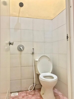 Ducha y artículos de higiene personal gratuitos