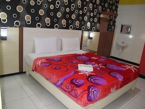 Executive Double Room | Desk, free WiFi