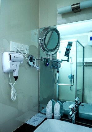 Ducha, secador de pelo, bidé y toallas