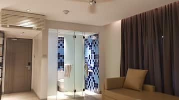 Deluxe Room, 1 Queen Bed | Bathroom | Free toiletries, hair dryer, bathrobes, slippers