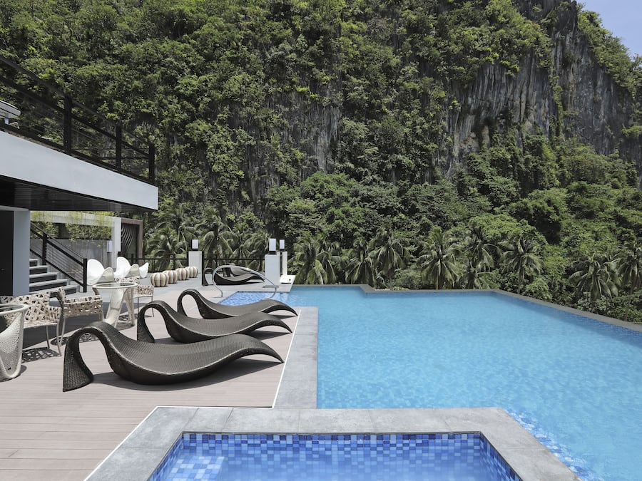 Piscine extérieure, chaises longues