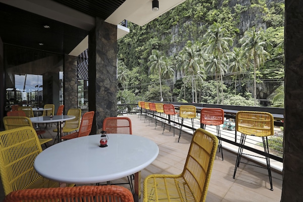 Aperto a colazione, pranzo e cena, con tavoli all'aperto