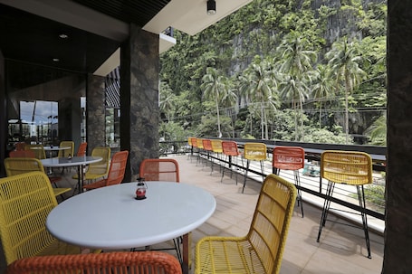 Breakfast served, local and international cuisine, alfresco dining